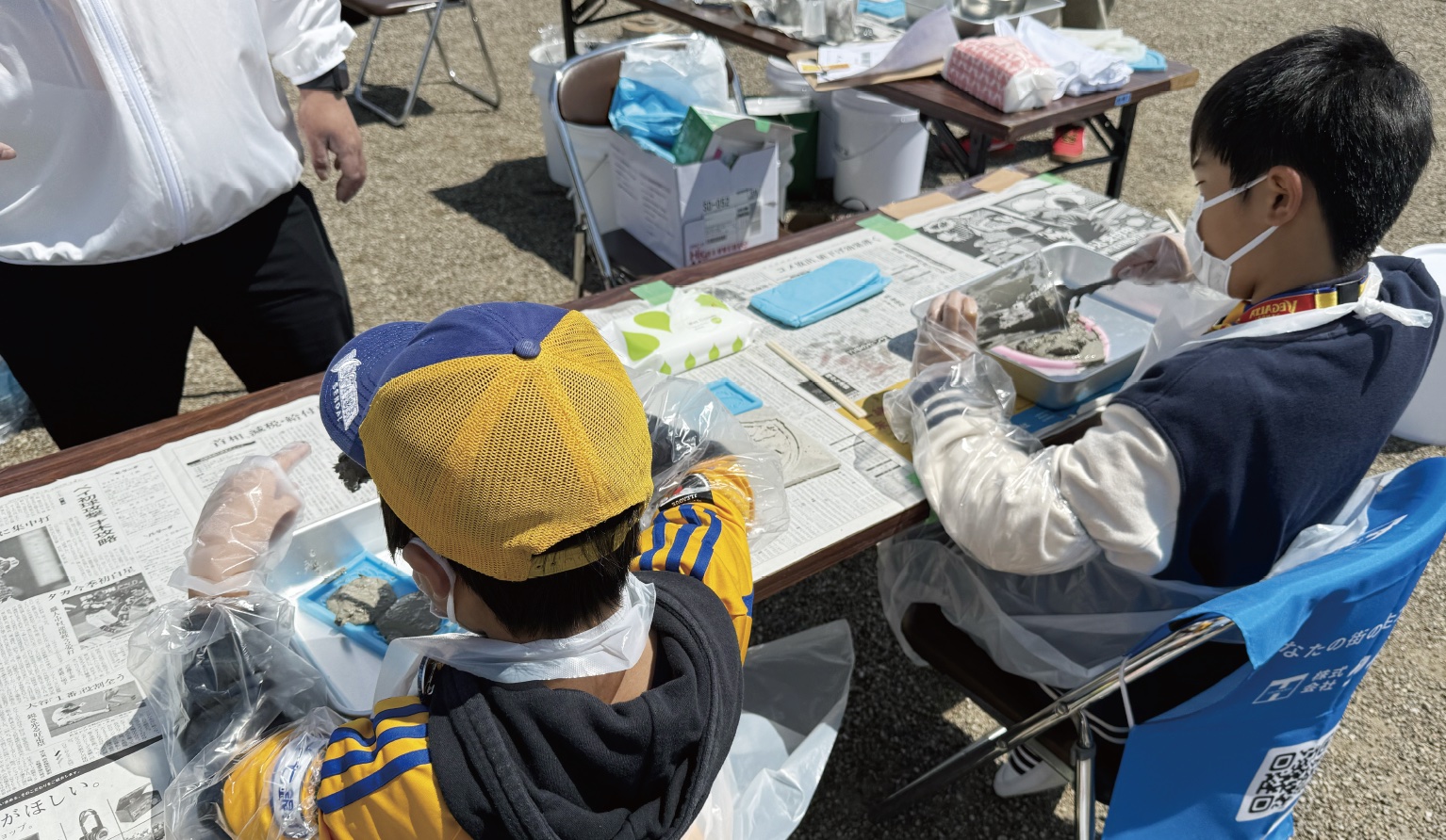 モルタルワークショップで作品づくりに取り組む子どもたち