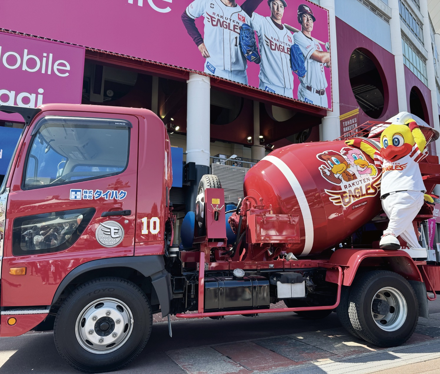 東北楽天ゴールデンイーグルス仕様のラッピングミキサー車